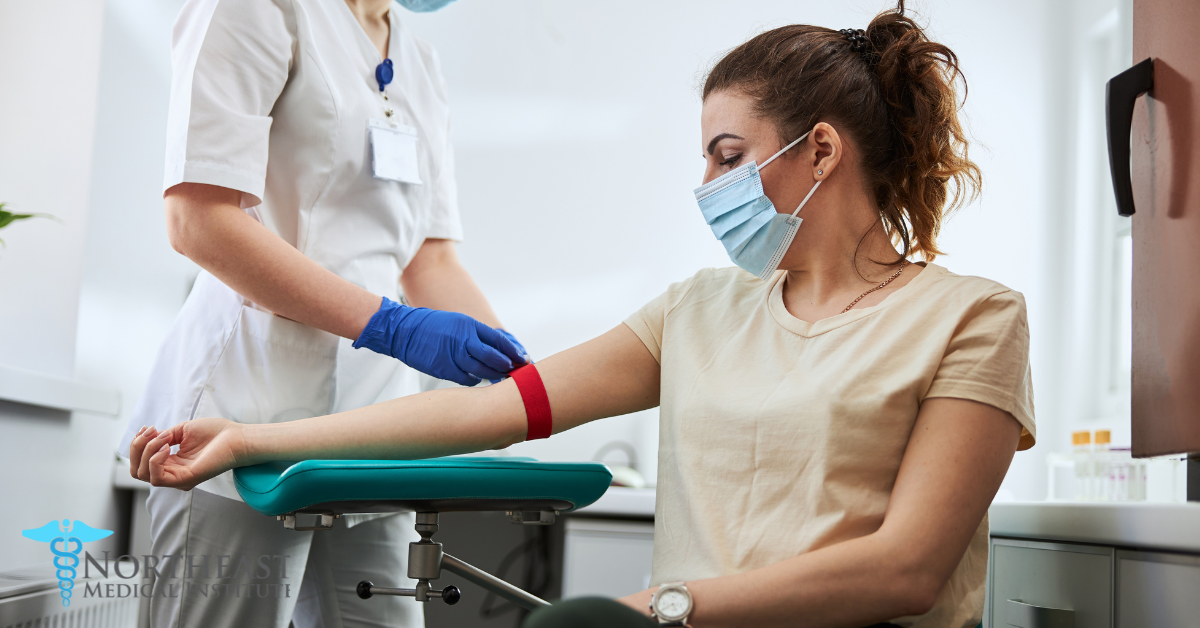An infographic showing benefits and compensation packages for phlebotomists.